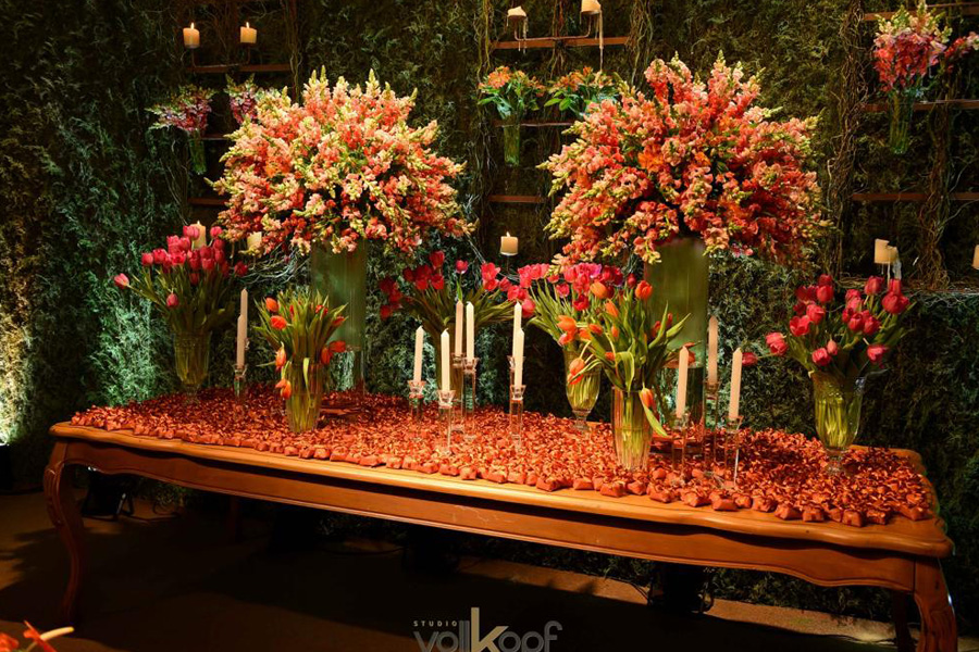 CASAMENTO CARoL E CARLOS MESA ARRUMADA COM FLORES